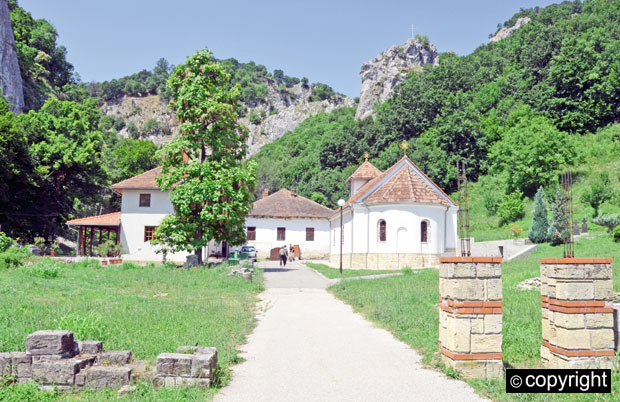 Светогорски храм вратњанских капија